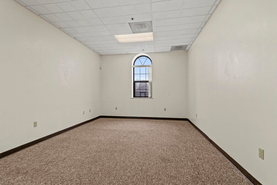 More Photos Of 315 Northampton St, Kingston Industrial For Sale