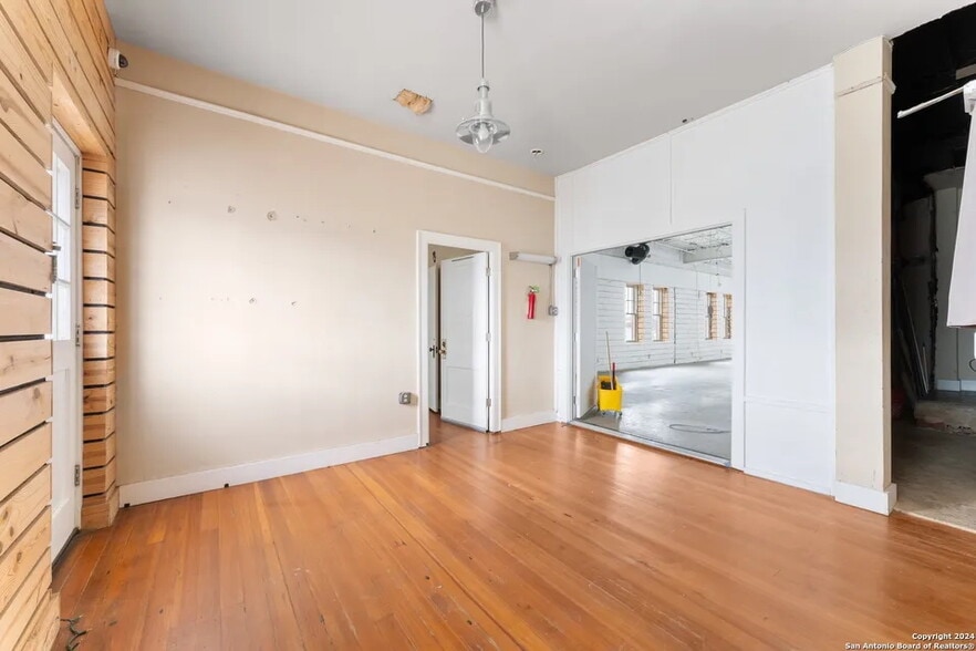 More Photos Of 2323 Buena Vista St, San Antonio Freestanding For Sale