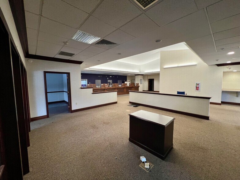 More Photos Of 565 Baltimore Pike, Avondale Bank For Lease