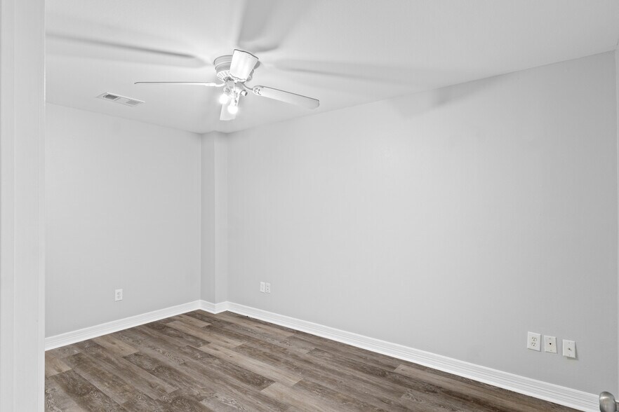 More Photos Of 8019 FM 517 Rd W, Dickinson Showroom For Lease