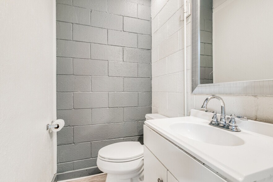 More Photos Of 2616 SW Loop 410, San Antonio Showroom For Sale