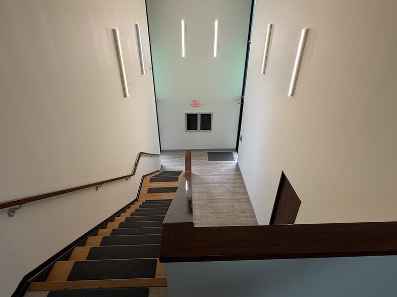 More Photos Of 800 Tully Rd, Houston Office For Sale