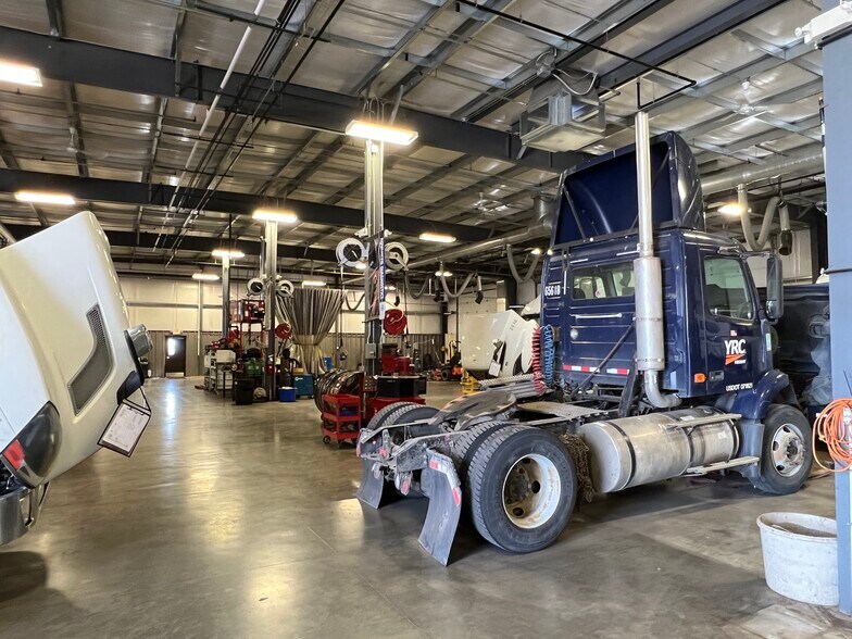 More Photos Of 602 Frontier St, Lexington Service For Sale