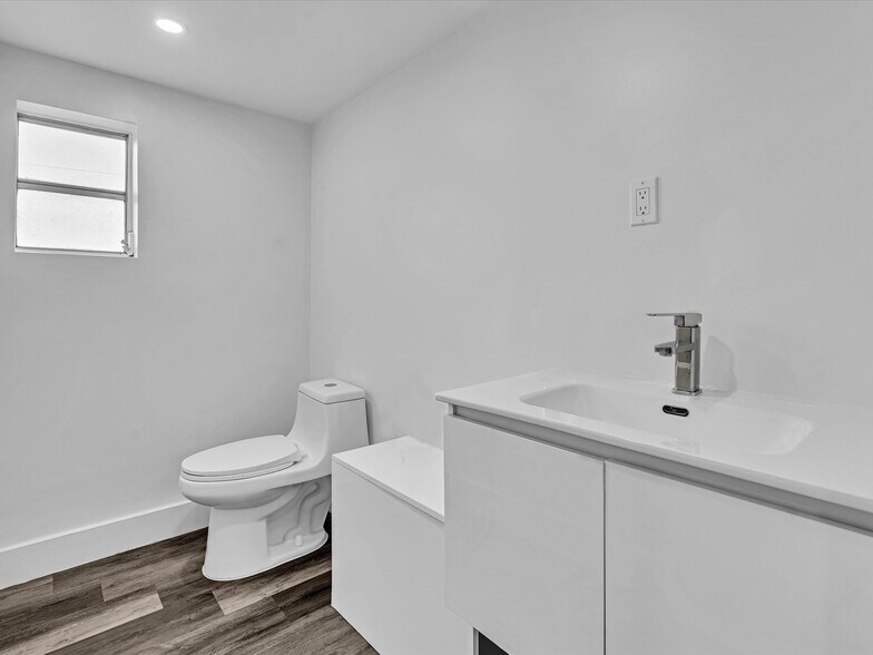 More Photos Of 7880-7882 NW 56th St, Miami Warehouse For Lease