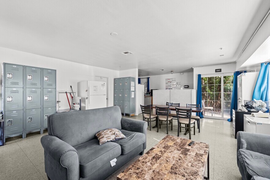 More Photos Of 14203 Sylvan St, Van Nuys Apartments For Lease