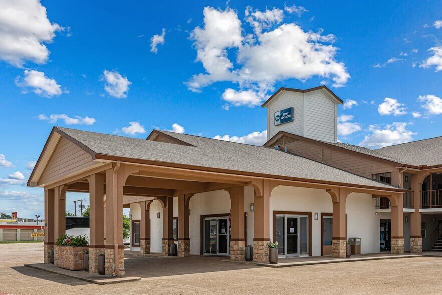 Primary Photo Of 2251 N Trade Days Blvd, Canton Hotel For Sale