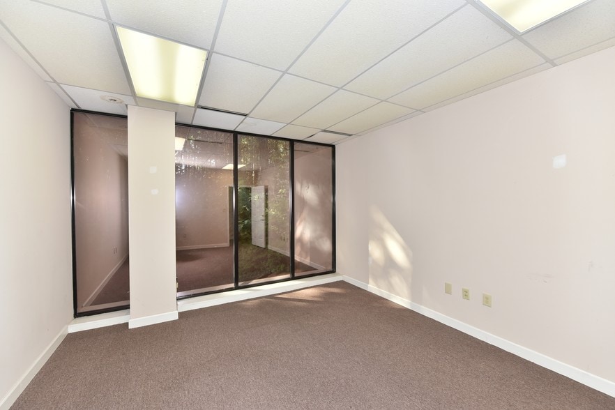 More Photos Of 3120 Medlock Bridge Rd, Peachtree Corners Light Distribution For Sale