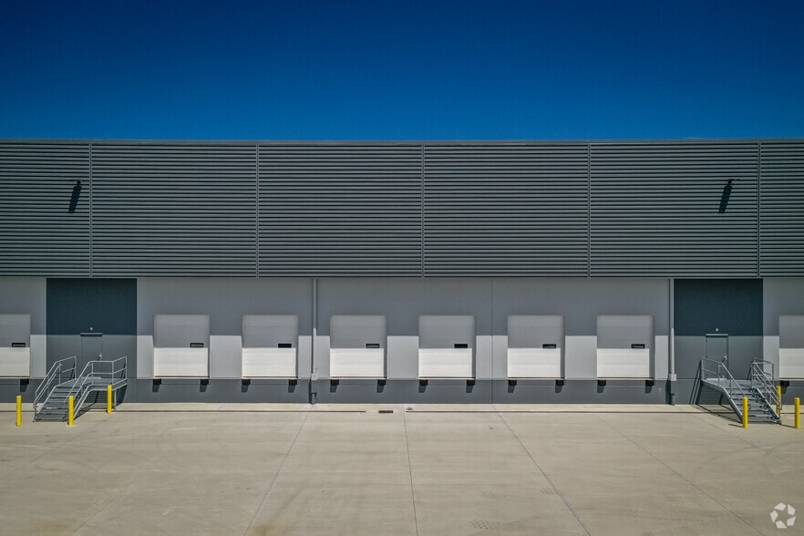 More Photos Of 12005 Steele St S, Tacoma Distribution For Lease