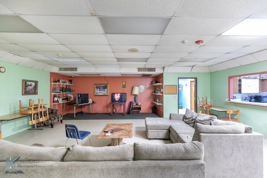 More Photos Of 1109 Oak St, Abilene Shelter For Sale