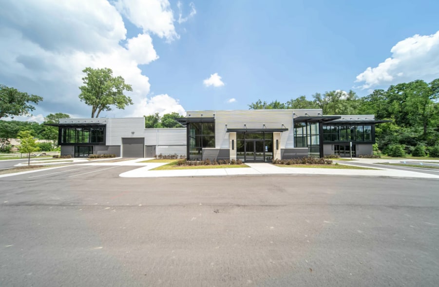 More Photos Of 16350 Northville Rd, Plymouth Showroom For Sale