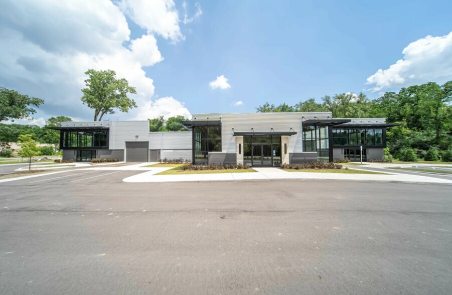 More Photos Of 16350 Northville Rd, Plymouth Showroom For Sale