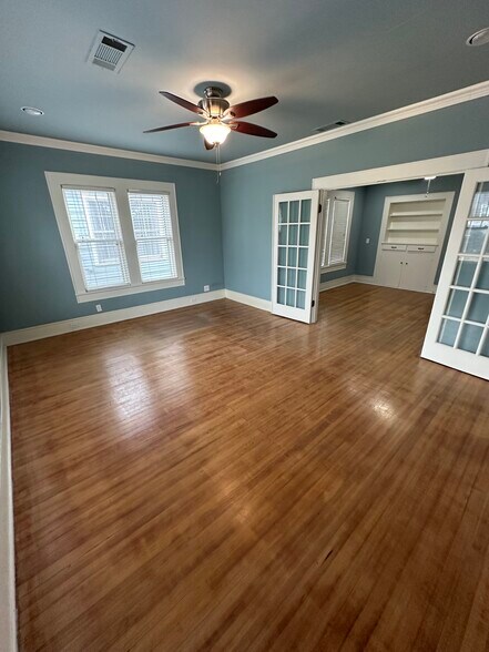 More Photos Of 1014 N Elm St, Denton Office Residential For Lease
