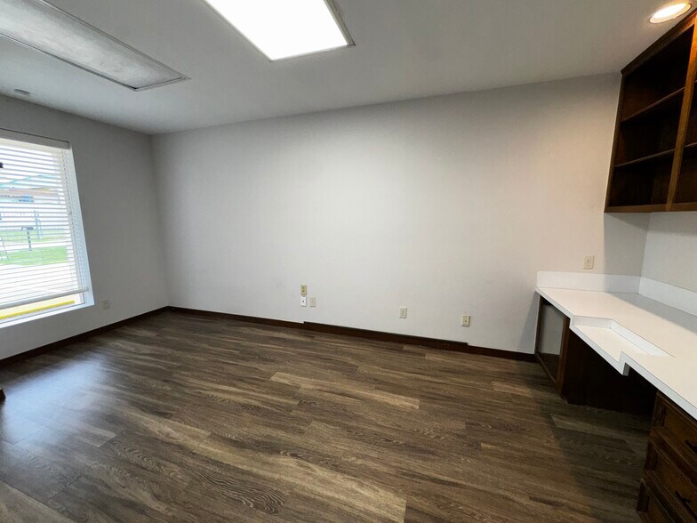 More Photos Of 9123 Thomasville Dr, Houston Warehouse For Lease