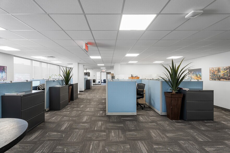 More Photos Of 4505 Boul Métropolitain E, Montréal Office For Sale