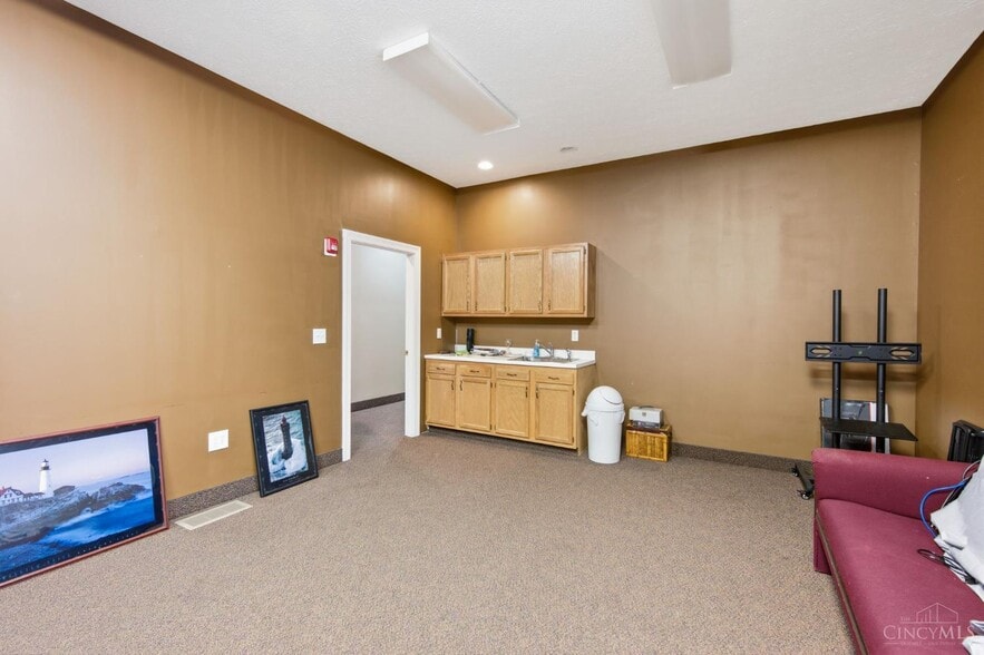 More Photos Of 810 N Broadway St, Lebanon Religious Facility For Sale