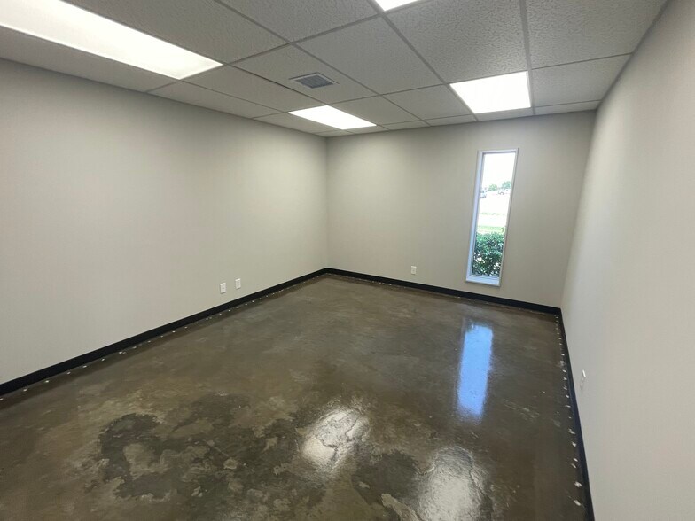 More Photos Of 9906 E 55th Pl, Tulsa Distribution For Sale