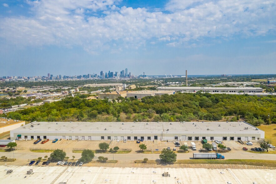 More Photos Of 3000 W Commerce St, Dallas Warehouse For Lease