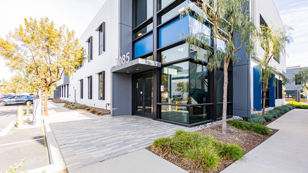 More Photos Of 3081-3085 N Hollywood Way, Burbank Loft Creative Space For Lease