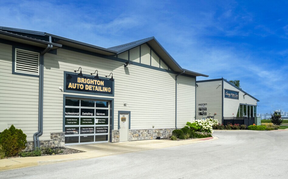 More Photos Of 2108-2260 Ferry Rd, Naperville Showroom For Sale