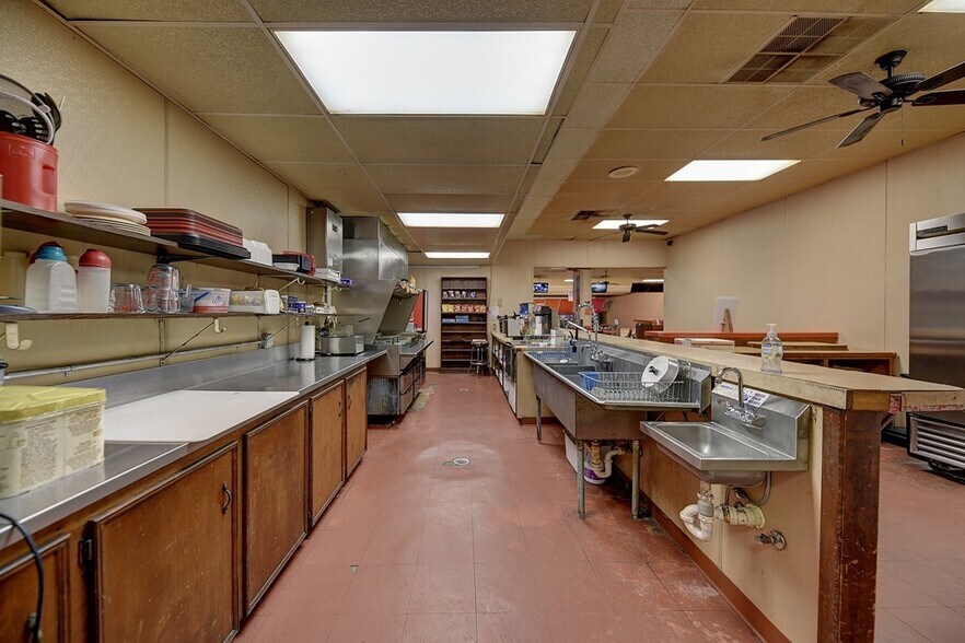 More Photos Of 233 College St, Schulenburg Sports And Entertainment For Sale