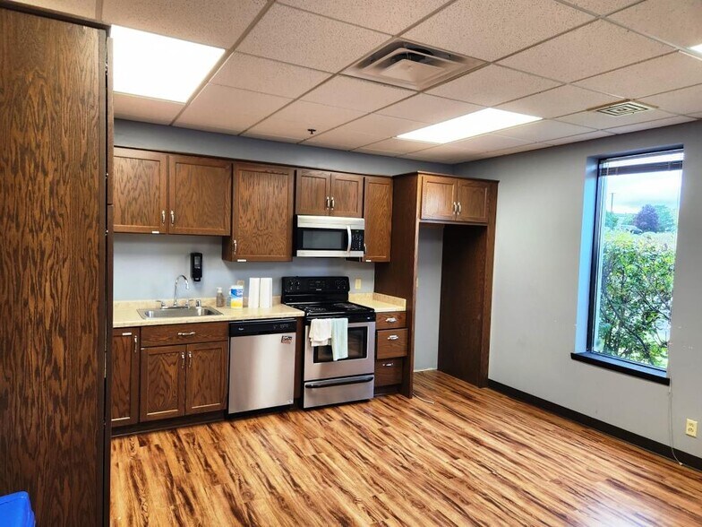 More Photos Of W180N11711 River Ln, Germantown Warehouse For Lease