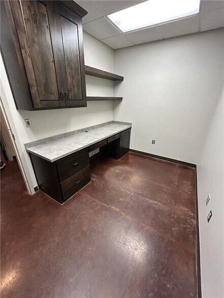 More Photos Of 8576 N Green Hills Rd, Kansas City Flex For Sale