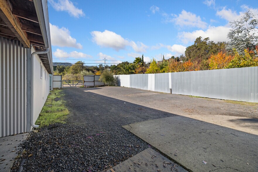 More Photos Of 840 N Cloverdale Blvd, Cloverdale Convenience Store For Sale