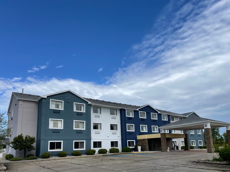 Primary Photo Of 1917 Dowling St, Kendallville Hotel For Sale