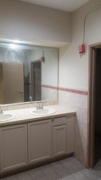 More Photos Of 7350 Reseda Blvd, Reseda Schools For Lease