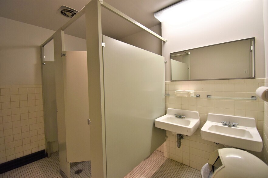 More Photos Of 716 Main St, Mount Vernon Office For Sale