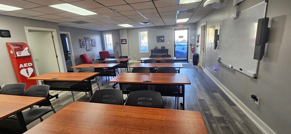 More Photos Of 400-460 Fame Rd, Dayton Light Distribution For Lease