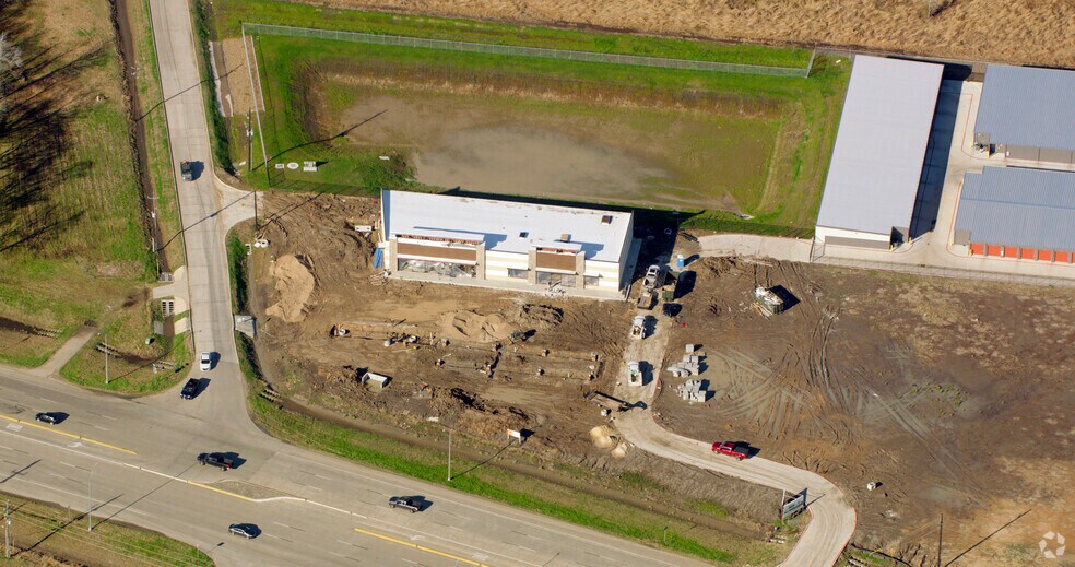 More Photos Of 14105 Highway 6, Rosharon Service Station For Lease