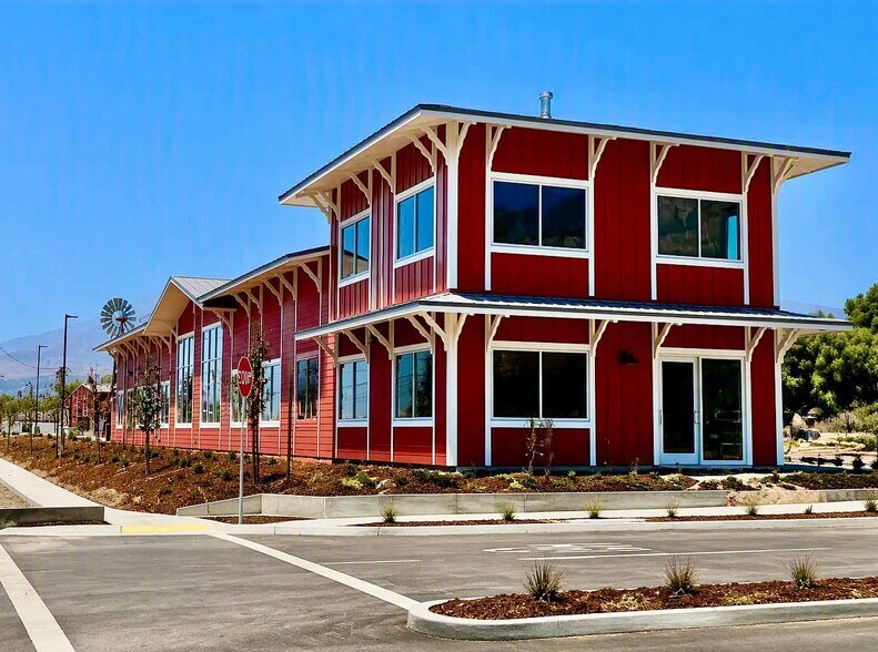 More Photos Of 35-39 E Telegraph Rd, Fillmore Freestanding For Lease