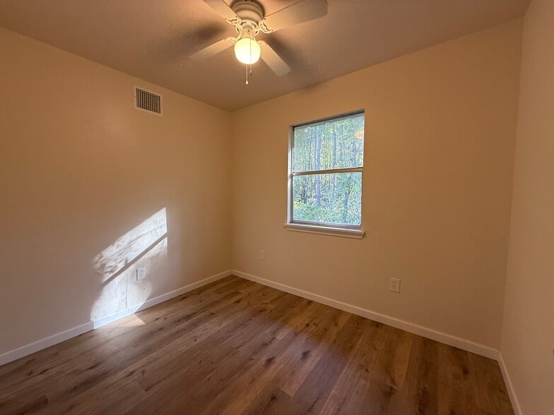 More Photos Of 280 Broken Arrow Marina, Livingston Hotel For Sale