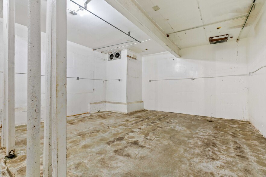 More Photos Of 6835 Tujunga Ave, North Hollywood Warehouse For Lease