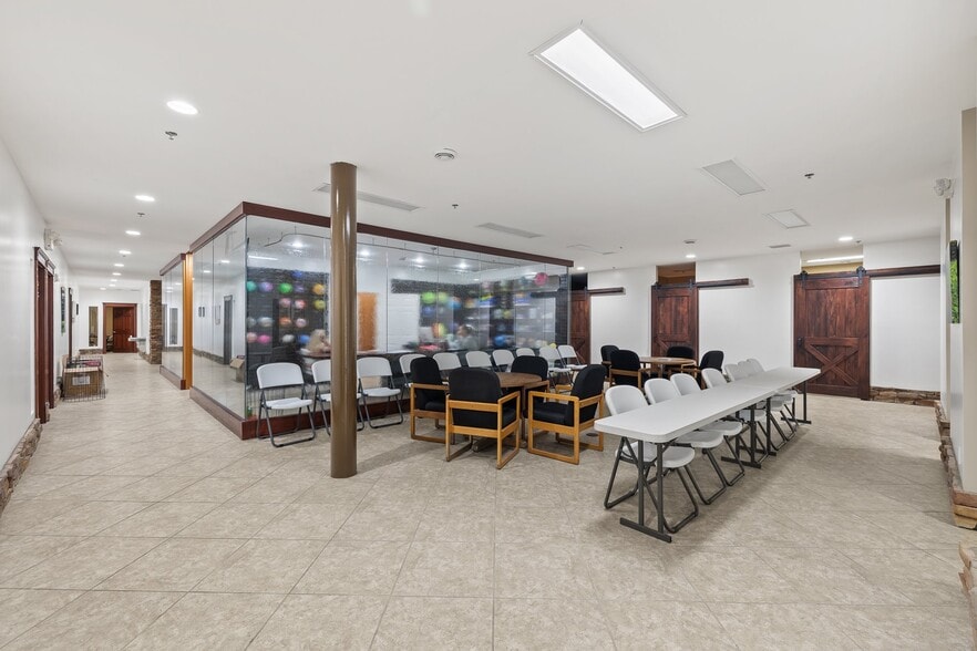 More Photos Of 1 Hedstrom Dr, Ashland Warehouse For Lease