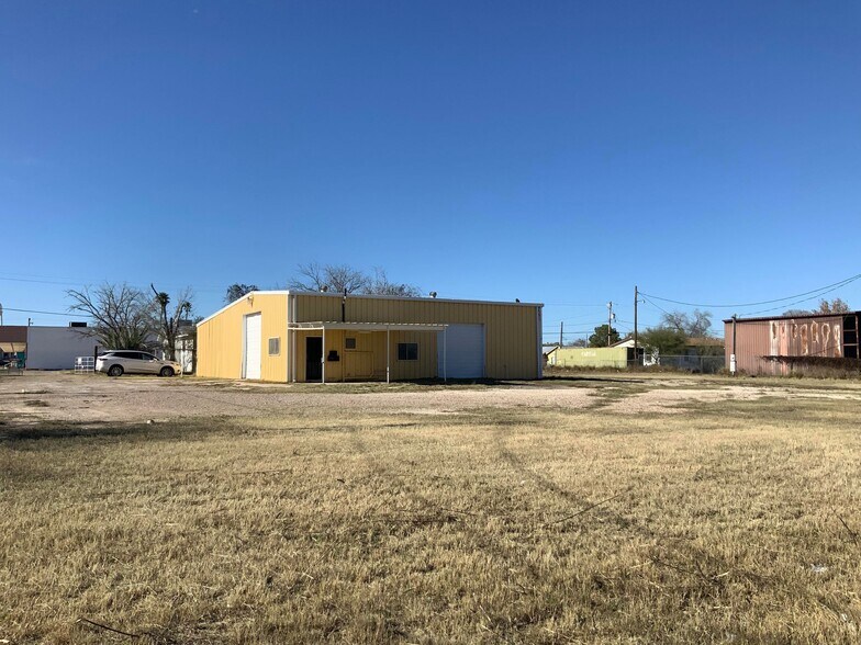 More Photos Of 504 N 2nd St, Carrizo Springs Warehouse For Sale