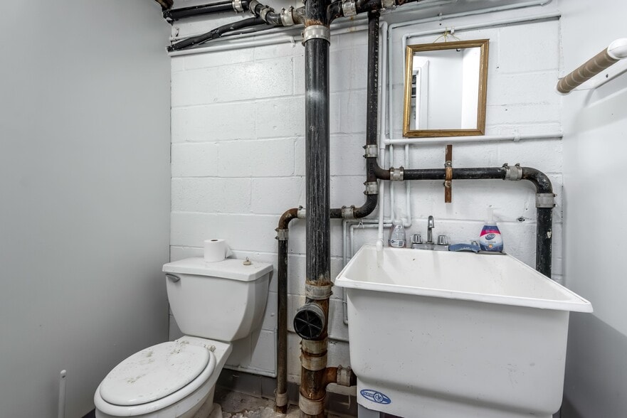 More Photos Of 39 Dobbin St, Brooklyn Warehouse For Sale