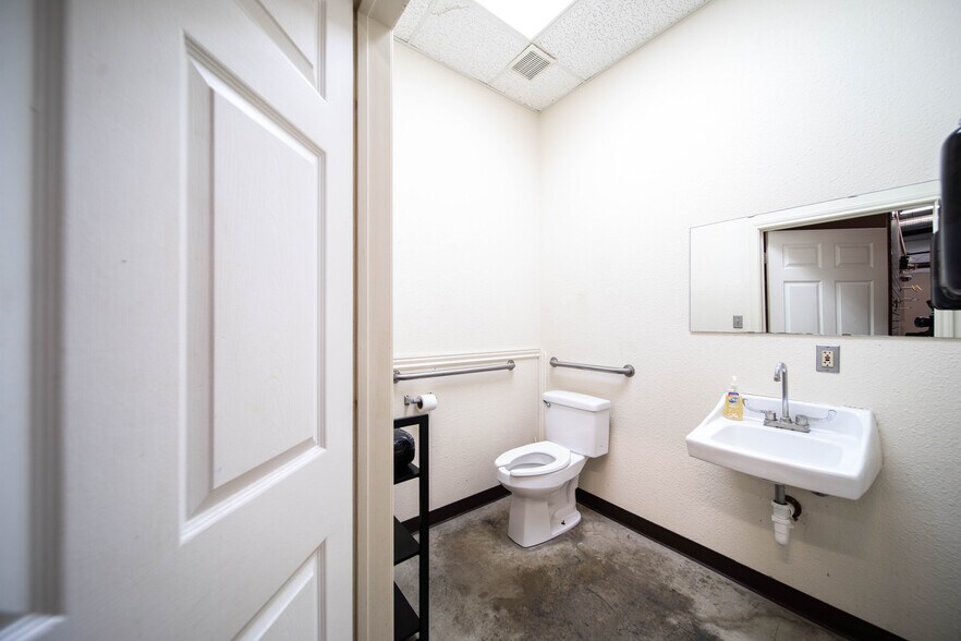 More Photos Of 2100 E Stan Schlueter Loop, Killeen Storefront Retail Office For Lease