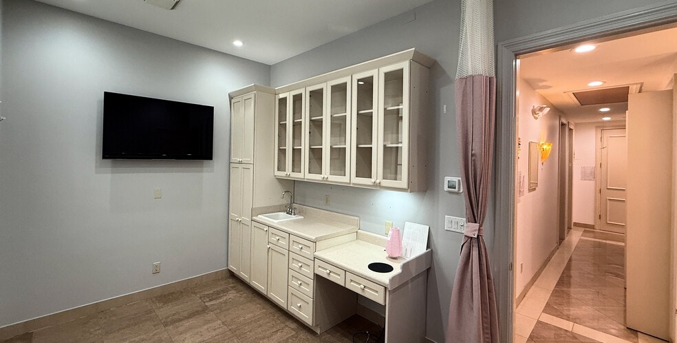 More Photos Of 1015 W Indiantown Rd, Jupiter Medical For Sale