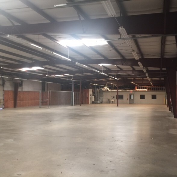 More Photos Of 394 Commerce Blvd, Bogart Warehouse For Lease