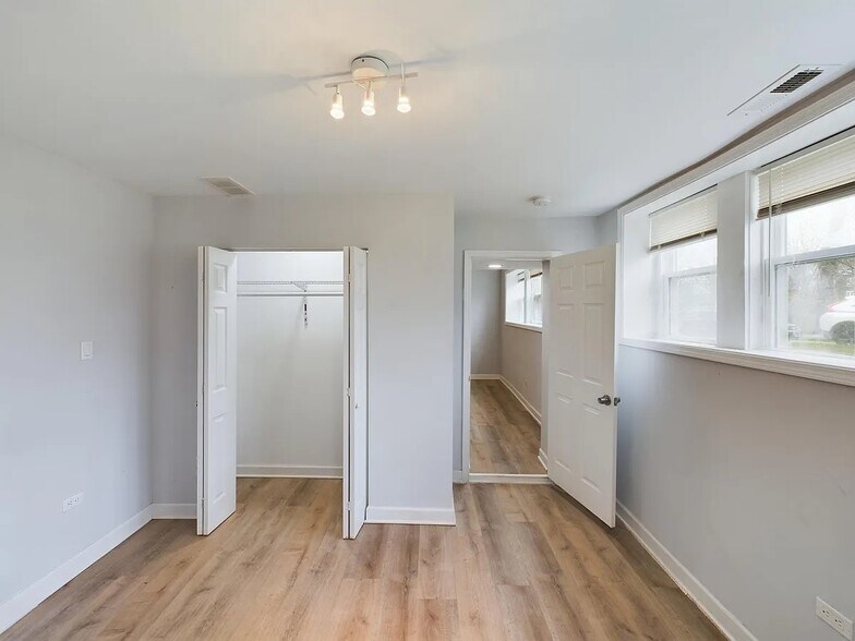 More Photos Of 619 E Groveland Park, Chicago Apartments For Sale