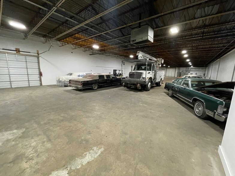 More Photos Of 6704 Pingree Rd, Crystal Lake Manufacturing For Lease