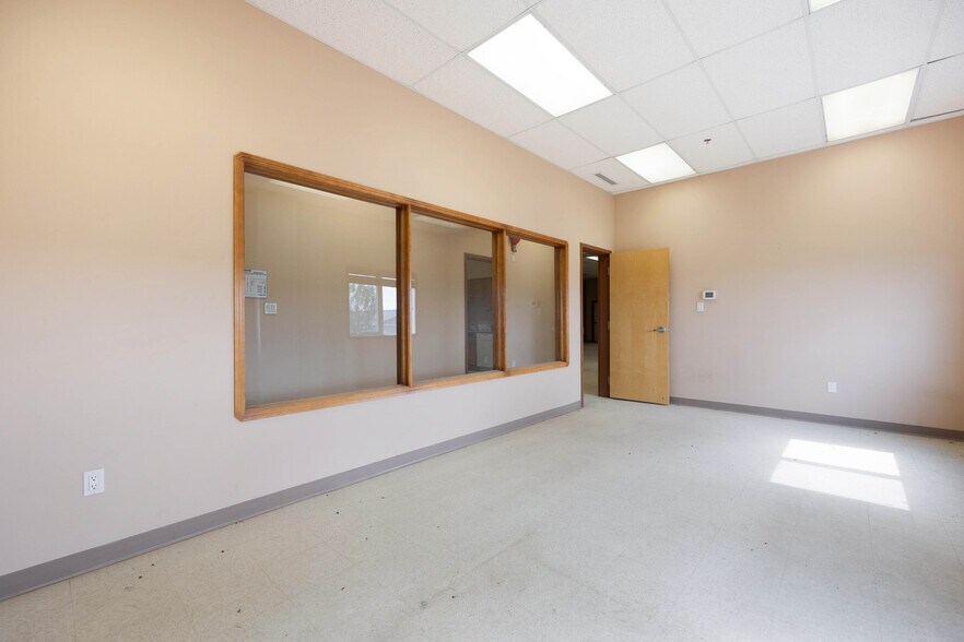 More Photos Of 105 Oak Crt, Anzac Warehouse For Sale