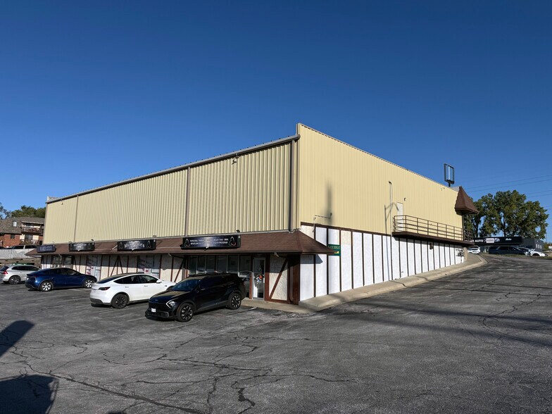 More Photos Of 10801 Blondo St, Omaha General Retail For Sale