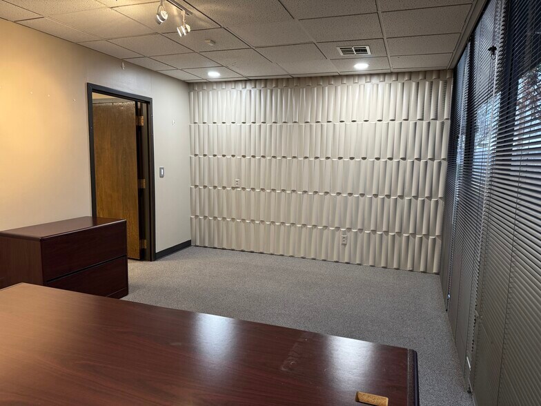More Photos Of 1703 E Skelly Dr, Tulsa Office For Lease