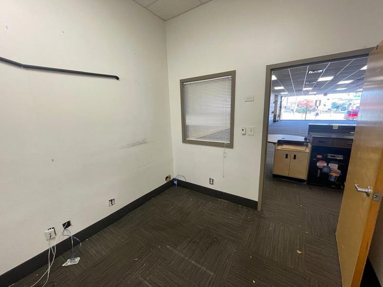 More Photos Of 230 Bay St, Staten Island Freestanding For Lease