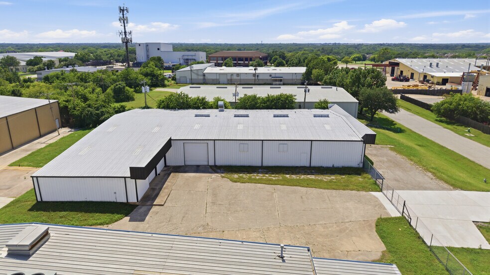 More Photos Of 1200 N Commercial Blvd, Arlington Warehouse For Sale