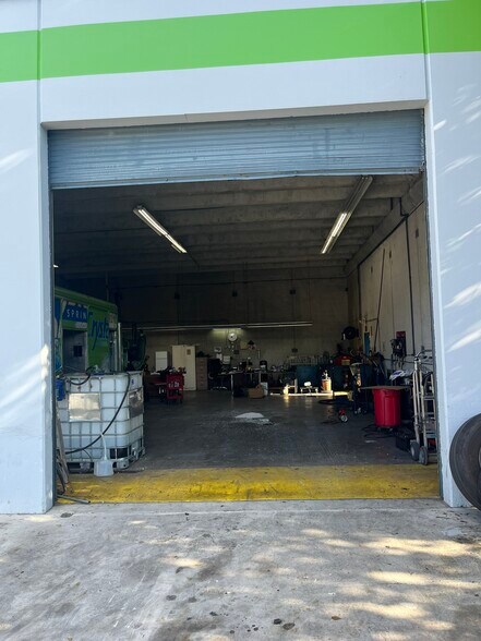 More Photos Of 2779 NW 112th Ave, Doral Manufacturing For Lease