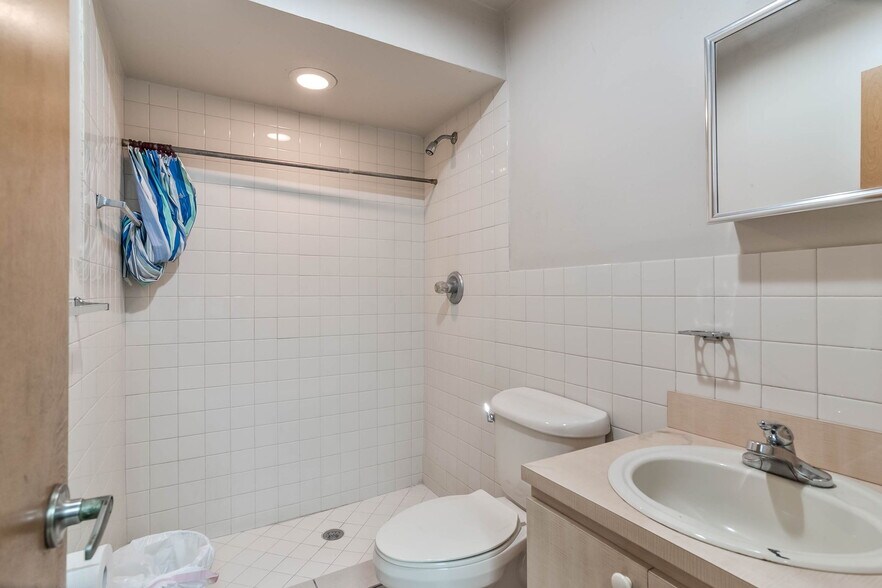 More Photos Of 3200 NW South River Dr, Miami Manufacturing For Lease